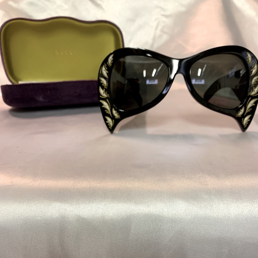 Final call! No Lower! Gucci Designer Black Mask Pearl Feather Vintage PreOwned